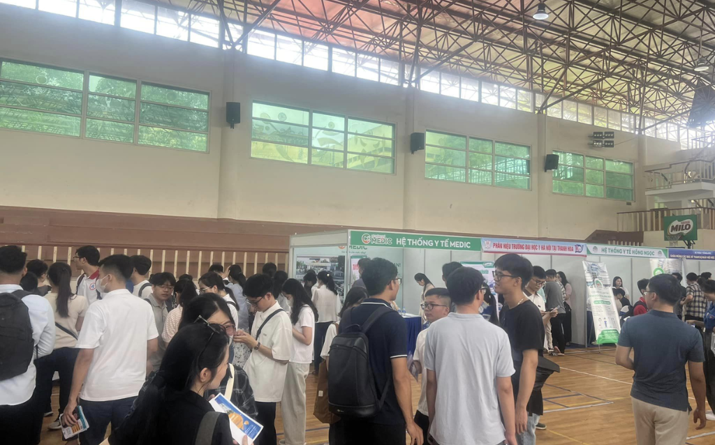 Gian hàng Hệ thống Y tế Medic tại Ngày hội giới thiệu việc làm và tư vấn chuyên ngành sau đại học năm 2024